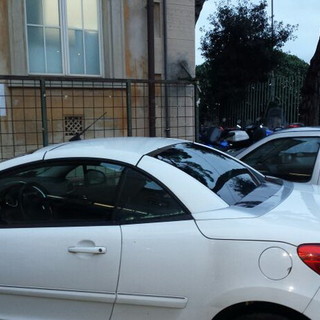 Sanremo: parcheggio 'abusivo' e 'selvaggio' all'ospedale nel luogo riservato ai mezzi di soccorso