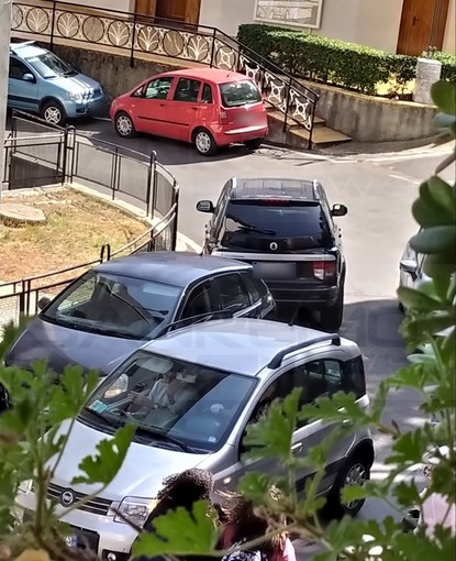 Sanremo: parcheggio selvaggio in via Margotti, alcuni residenti chiedono il passaggio dello 'street control' (Foto)