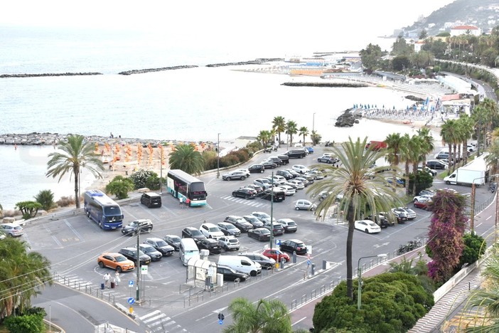 Sanremo, stalli riservati agli hotel: fino a 1.800 euro l'anno e 60 euro al giorno per i bus turistici per la città Sanremo, stalli riservati agli hotel: fino a 1.800 euro l'anno e 60 euro al giorno per i bus turistici per la città