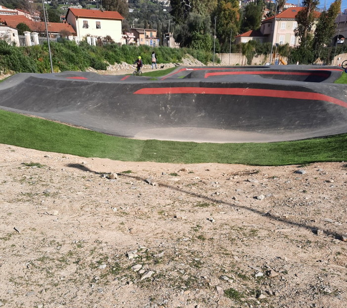 Imperia: degrado e pericoli al parco di Castelvecchio, il PD "Un'area poco curata e da giardino di periferia" (Foto)