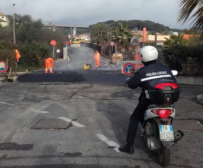 San Bartolomeo al Mare: ripristinato questa mattina il passaggio pedonale in via al Santuario (Foto) San Bartolomeo al Mare: ripristinato questa mattina il passaggio pedonale in via al Santuario (Foto)