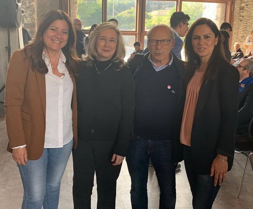 L'Istituto Cavour di Ventimiglia premiato sabato scorso a Genova durante la 'Giornata della Legalità' (Foto) L'Istituto Cavour di Ventimiglia premiato sabato scorso a Genova durante la 'Giornata della Legalità' (Foto)