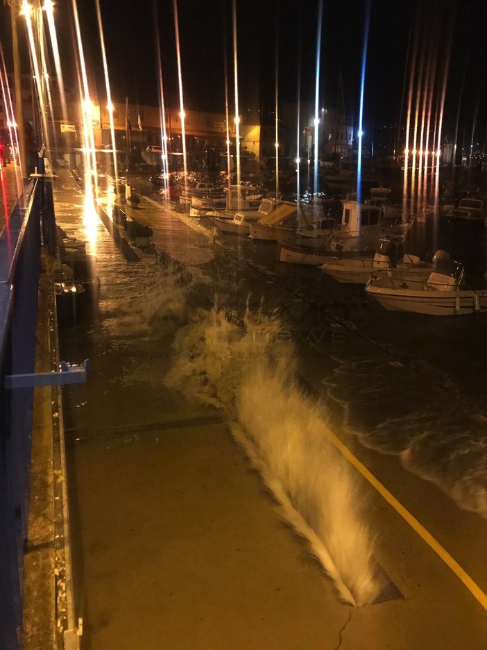 Sanremo: la mareggiata crea problemi a Porto Vecchio, barche rompono gli ormeggi (Foto e Video)