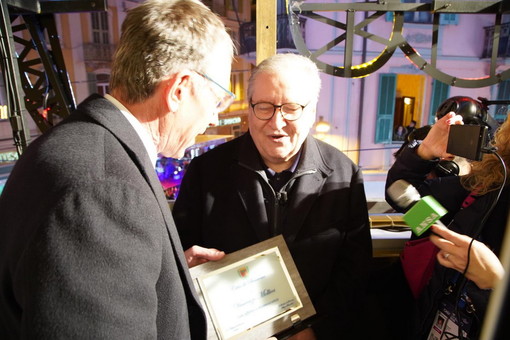 #Sanremo2020: Il Sindaco Alberto Biancheri premia Vincenzo Mollica sul leggendario terrazzino dell'Ariston (Foto)