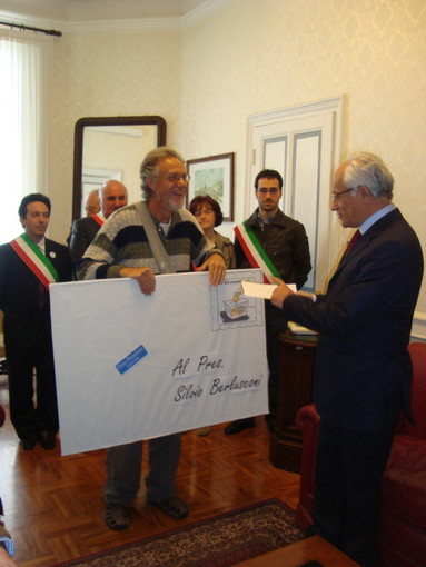 Imperia: "blitz" dei comitati referendari in Prefettura. Consegnata una lettera per Silvio Berlusconi Imperia: "blitz" dei comitati referendari in Prefettura. Consegnata una lettera per Silvio Berlusconi