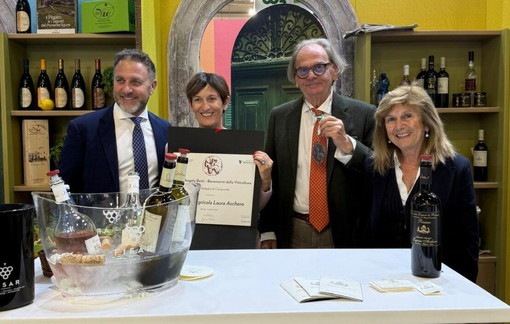 Vinitaly 2023, Vice Presidente Piana: “Premio Betti a Cantine Lunae della Famiglia Bosoni, specchio di biodiversità e sapienza antica” Vinitaly 2023, Vice Presidente Piana: “Premio Betti a Cantine Lunae della Famiglia Bosoni, specchio di biodiversità e sapienza antica”