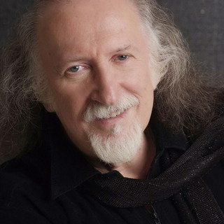 Piero Cassano premiato al Press Golden Gala 2026: al maestro dei Matia Bazar il “DietroLeQuinte” durante la settimana del Festival