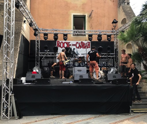 Fervono i preparativi sul palco di Rock in the Casbah a San Costanzo Fervono i preparativi sul palco di Rock in the Casbah a San Costanzo