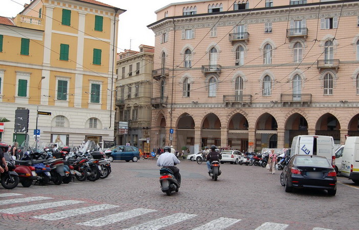 Sanremo: magrebino arrestato in piazza Colombo, il pensiero di un nostro lettore Sanremo: magrebino arrestato in piazza Colombo, il pensiero di un nostro lettore