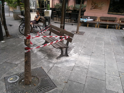 Sanremo: riposizionata oggi in piazza Bresca la cosiddetta 'Panchina della discordia'