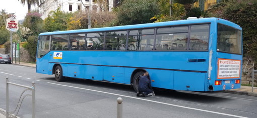 Pullman della Rt guasto in corso Imperatrice: lunghe code in entrambe le direzioni nell'ora di punta
