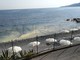 Sanremo: chiazze marroni sul mare vicino alle spiagge, non sono liquami ma il fenomeno del polline (Foto)