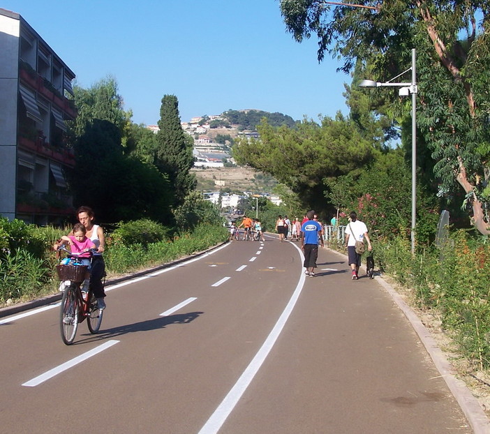Sanremo: assenza di protezione lungo la pista ciclabile ai Tre Ponti, la segnalazione di un lettore
