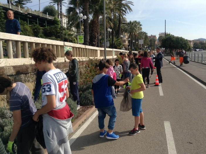 Sanremo: studenti puliscono le aiuole della ciclabile, lettore commenta l'iniziativa Sanremo: studenti puliscono le aiuole della ciclabile, lettore commenta l'iniziativa