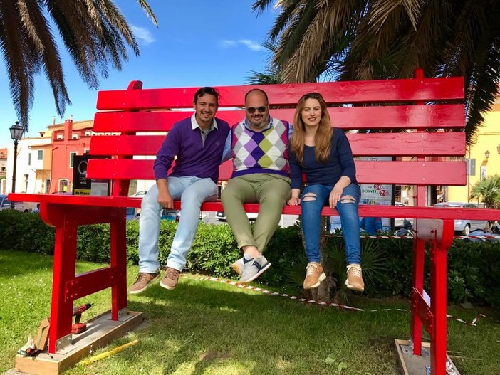 Riva Ligure: ecco la 'Panchina gigante' installata a 'zero metri' dal mare e con legno 'recuperato'