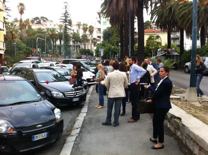 Sanremo: iniziata poco fa la protesta degli avvocati di Sanremo per i parcheggi vicino al tribunale di Imperia Sanremo: iniziata poco fa la protesta degli avvocati di Sanremo per i parcheggi vicino al tribunale di Imperia
