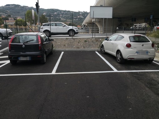 Imperia: 'aperto' il nuovo parcheggio, ma è un'iniziativa 'fai da te'. Rfi e Comune "Non ne sappiamo nulla" (Foto) Imperia: 'aperto' il nuovo parcheggio, ma è un'iniziativa 'fai da te'. Rfi e Comune "Non ne sappiamo nulla" (Foto)