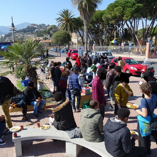 Ventimiglia: i 'No Borders' servono pasti caldi ai migranti nonostante il divieto dell'ordinanza Sindacale Ventimiglia: i 'No Borders' servono pasti caldi ai migranti nonostante il divieto dell'ordinanza Sindacale