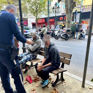 Sanremo: mandato via il clochard che defecava sulle panchine di corso Garibaldi, i commercianti ringraziano