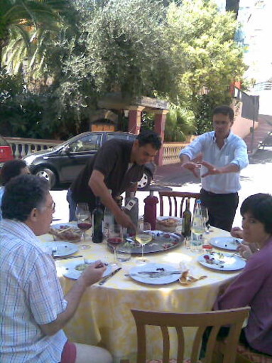 Arma di Taggia: tre amici (diventati poi 9) in mezzo alla strada a mangiare