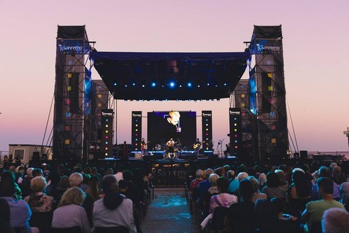 Sanremo torna agli anni '90 e 2000 con 'Forever Hits': questa sera Piazza San Siro si trasforma in una grande festa della musica Sanremo torna agli anni '90 e 2000 con 'Forever Hits': questa sera Piazza San Siro si trasforma in una grande festa della musica