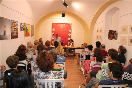 Arma di Taggia: buon successo di pubblico per la presentazione di 'La Cultura della Madre' Arma di Taggia: buon successo di pubblico per la presentazione di 'La Cultura della Madre'