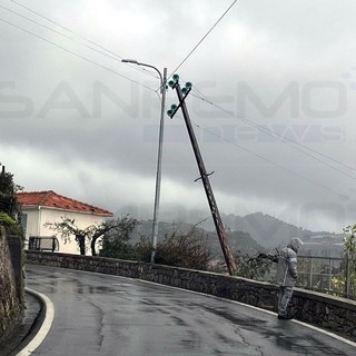 Maltempo a Sanremo: si piega un palo della luce e viene chiusa via Duca d’Aosta, strada di collegamento con Poggio (Foto)