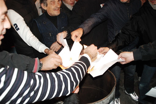 Problema sicurezza a Sanremo: oltre 50 persone in piazza contro le promesse dell'Amministrazione, bruciate le schede elettorali