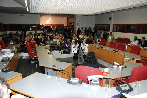 Taggia: tra proteste e slogan contrari, il Consiglio non cambia l'ampliamento della discarica di Collette Ozotto Taggia: tra proteste e slogan contrari, il Consiglio non cambia l'ampliamento della discarica di Collette Ozotto
