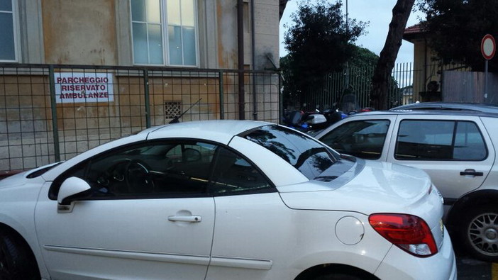 Sanremo: parcheggio 'abusivo' e 'selvaggio' all'ospedale nel luogo riservato ai mezzi di soccorso