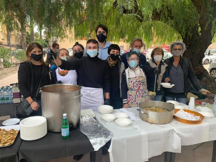 Ventimiglia: “Il bene si moltiplica, fermarsi non è un’opzione” e i pasti per gli ‘Angeli del Fango’ salgono a 600 Ventimiglia: “Il bene si moltiplica, fermarsi non è un’opzione” e i pasti per gli ‘Angeli del Fango’ salgono a 600