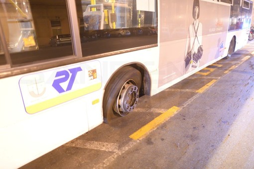 Sanremo: esplode uno pneumatico al bus, passeggeri sani e salvi, ma lunga attesa per la sostituzione (Foto)