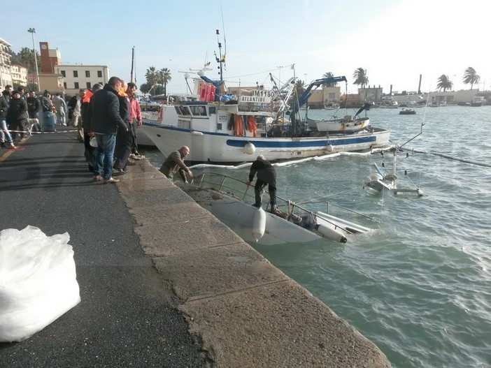 Imperia: il forte vento fa affondare il peschereccio 'Quo Vadis' al molo di Oneglia, per fortuna nessun ferito