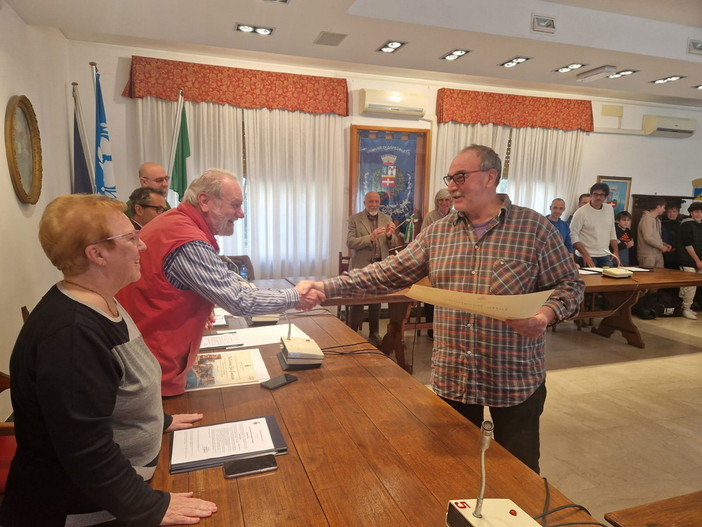 Ospedaletti: due storici commercianti e due società sportive premiati dall'Amministrazione comunale Ospedaletti: due storici commercianti e due società sportive premiati dall'Amministrazione comunale