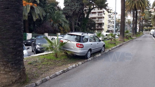Sanremo: un parcheggio 'creativo' sull'aiuola in via Anselmi, le brutte abitudini non finiscono mai Sanremo: un parcheggio 'creativo' sull'aiuola in via Anselmi, le brutte abitudini non finiscono mai