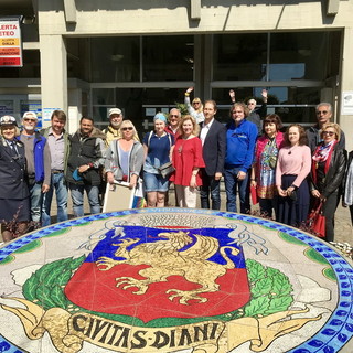 Diano Marina: pittori russi ieri 'en plein air' in tutta la cittadina per immortalarne le bellezze (Foto) Diano Marina: pittori russi ieri 'en plein air' in tutta la cittadina per immortalarne le bellezze (Foto)