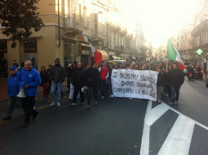 Ventimiglia: ai lavoratori frontalieri si sono uniti anche gli studenti e la gente comune, corteo in tutta la città
