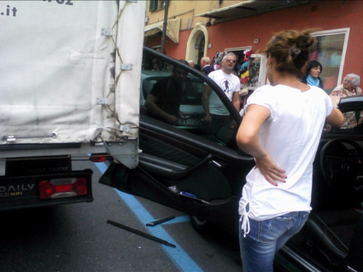 E il camion si porta via la portiera della macchina: due episodi in meno di un’ora a Ventimiglia E il camion si porta via la portiera della macchina: due episodi in meno di un’ora a Ventimiglia