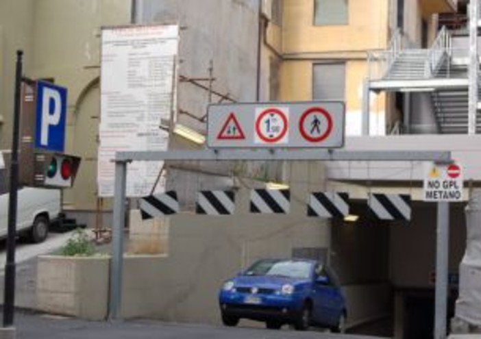 Sanremo: una sola uscita dal Palafiori, proteste degli automobilisti ma sono i lavori di ammodernamento Sanremo: una sola uscita dal Palafiori, proteste degli automobilisti ma sono i lavori di ammodernamento