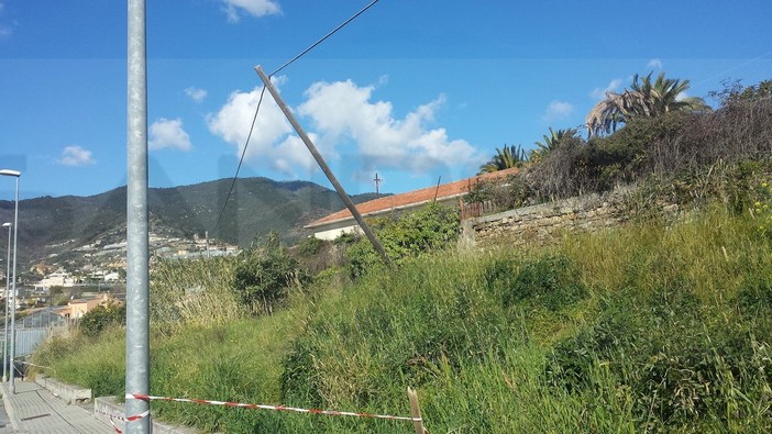 Sanremo: palo Telecom inclinato di 45 gradi in strada Solaro Rapalin, gli unici interventi di Vvf e Rangers