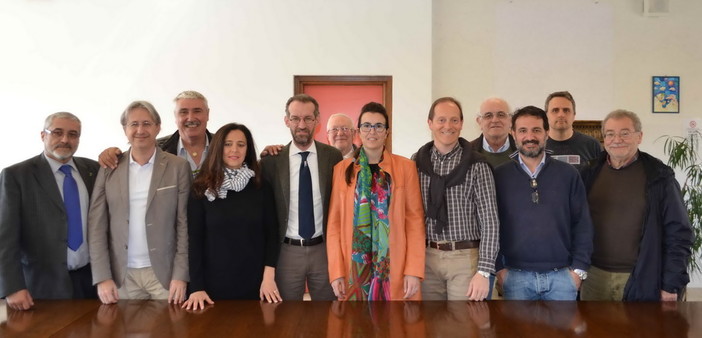 Firmato il protocollo d’intesa tra i 12 comuni del golfo andorese e dianese: progetteranno e affideranno insieme il servizio di raccolta rifiuti Firmato il protocollo d’intesa tra i 12 comuni del golfo andorese e dianese: progetteranno e affideranno insieme il servizio di raccolta rifiuti