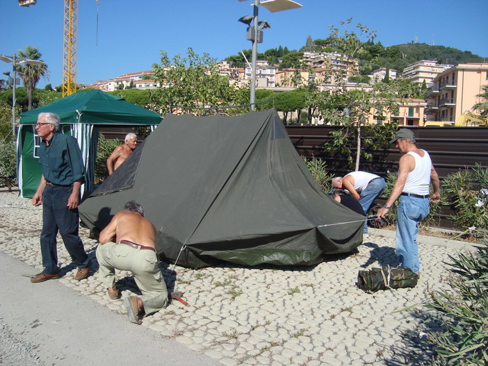 Imperia: tende in allestimento e stand caratteristici, ecco gli alpini Imperia: tende in allestimento e stand caratteristici, ecco gli alpini