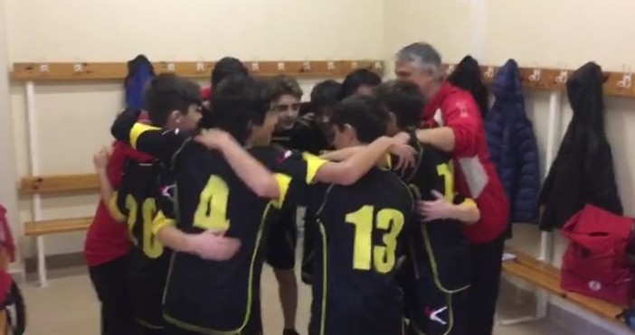 La festa negli spogliatoi della Pallamano Ventimiglia targata under 13 La festa negli spogliatoi della Pallamano Ventimiglia targata under 13
