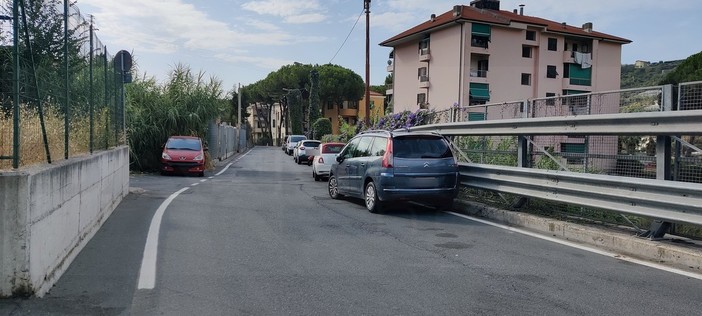 Sanremo: strada Borgo Tinasso, parcheggi selvaggi e minacce razziste, residenti tra paura, disagi e richieste di sicurezza Sanremo: strada Borgo Tinasso, parcheggi selvaggi e minacce razziste, residenti tra paura, disagi e richieste di sicurezza