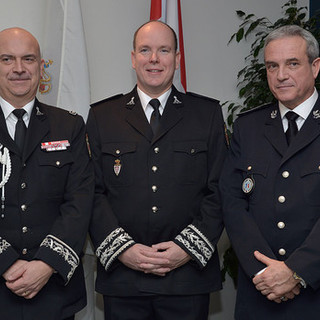 Il Principe circondato da Richard Marangoni, direttore della Sûreté Publique e dal commissario Régis Asso