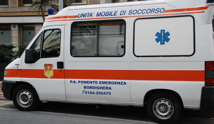 Bordighera: finisce contro un'automobile posteggiata, 31enne ferito lievemente Bordighera: finisce contro un'automobile posteggiata, 31enne ferito lievemente