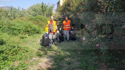 Ventimiglia: anche alcuni volontari dell'associazione culturale araba hanno aiutato a pulire il greto del Roya (Foto)