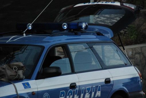Sanremo: rischia di fare un frontale con una pattuglia della Polizia Stradale, 30enne russo sorpreso ubriaco ed in contromano in corso Marconi