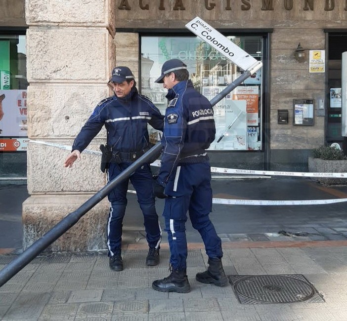 Sanremo: palo segnaletico viene divelto e rischia di cadere, intervento di VVUU e operai del Comune (Foto)
