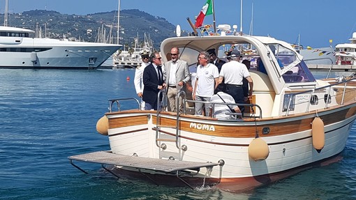 Imperia: ieri la tradizionale posa in mare della corona per ricordare i marinai